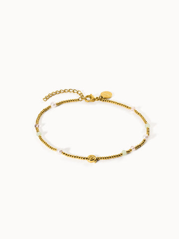 Goldenes Armband mit Perlen und bunten Akzenten von PURELEI, elegant und feminin.