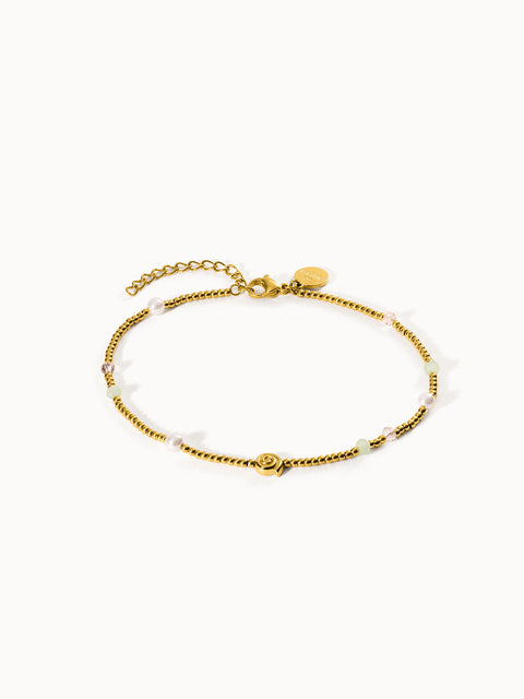 Goldenes Armband mit Perlen und bunten Akzenten von PURELEI, elegant und feminin.