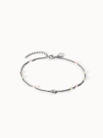 Silbernes Armband mit Perlen und Rosenmotiv von PURELEI, elegant und feminin.