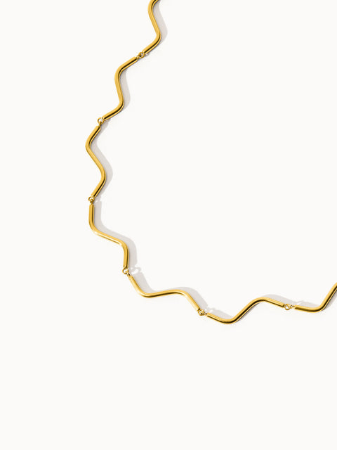 Goldene Wellenkette von PURELEI, elegant und modern mit geschwungenem Design.