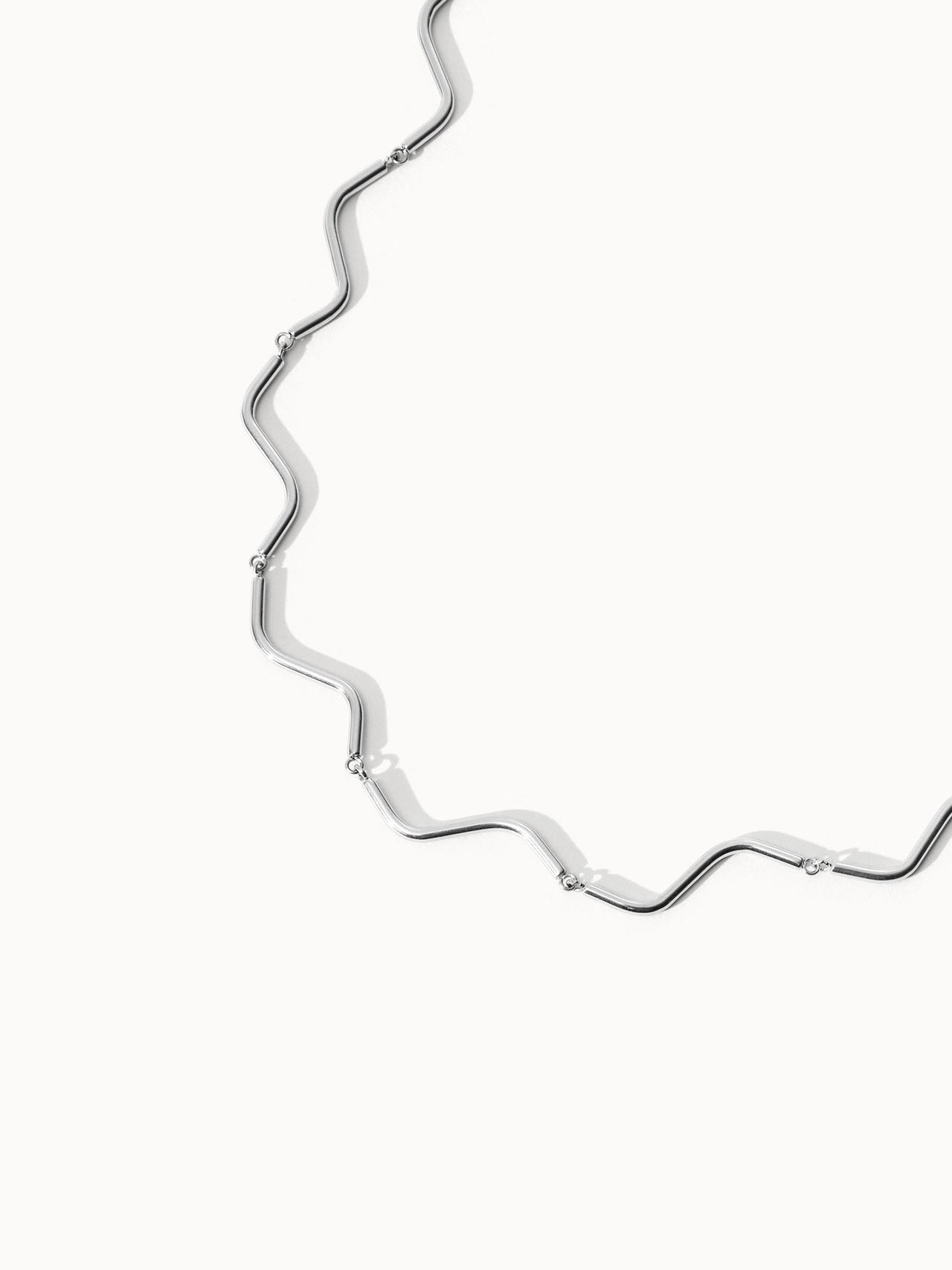 Silberne Wellenkette von PURELEI, elegant und modern, mit glänzender Oberfläche.