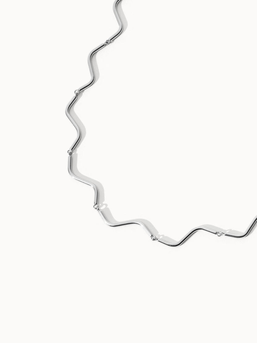 Silberne Wellenkette von PURELEI, elegant und modern, mit glänzender Oberfläche.