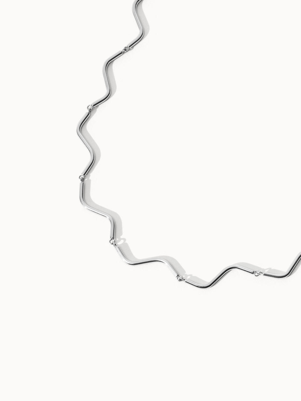 Silberne Wellenkette von PURELEI, elegant und modern, mit glänzender Oberfläche.