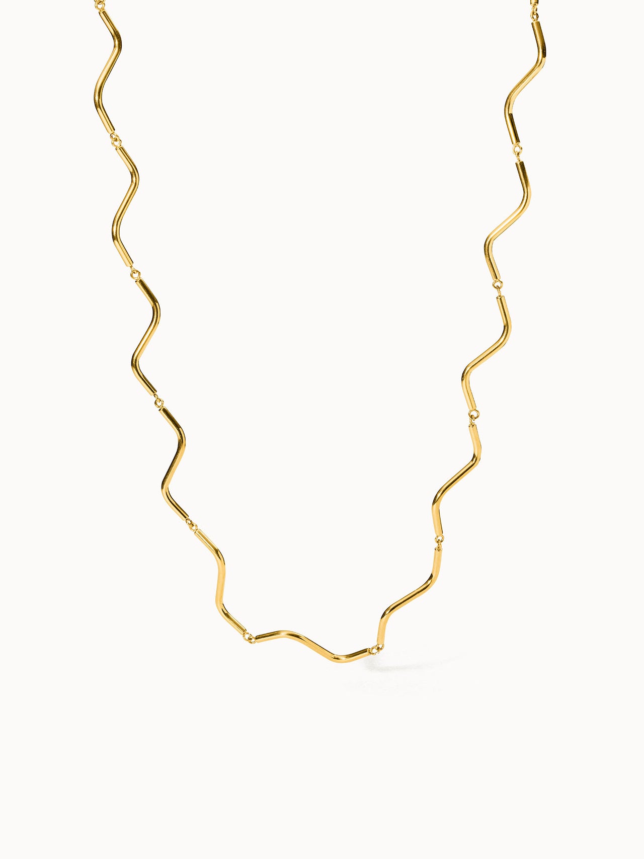 Goldene Wellenkette von PURELEI, elegant und modern, mit geschwungenem Design.