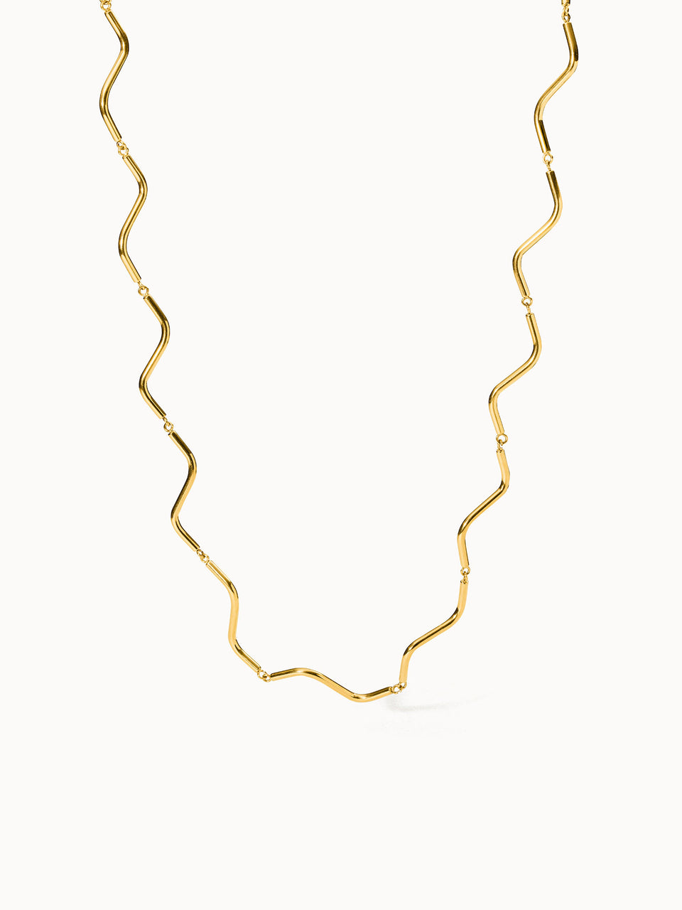 Goldene Wellenkette von PURELEI, elegant und modern, mit geschwungenem Design.