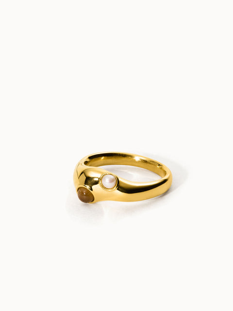 Goldring mit braunem und weißem Stein, elegant und modern, von PURELEI.