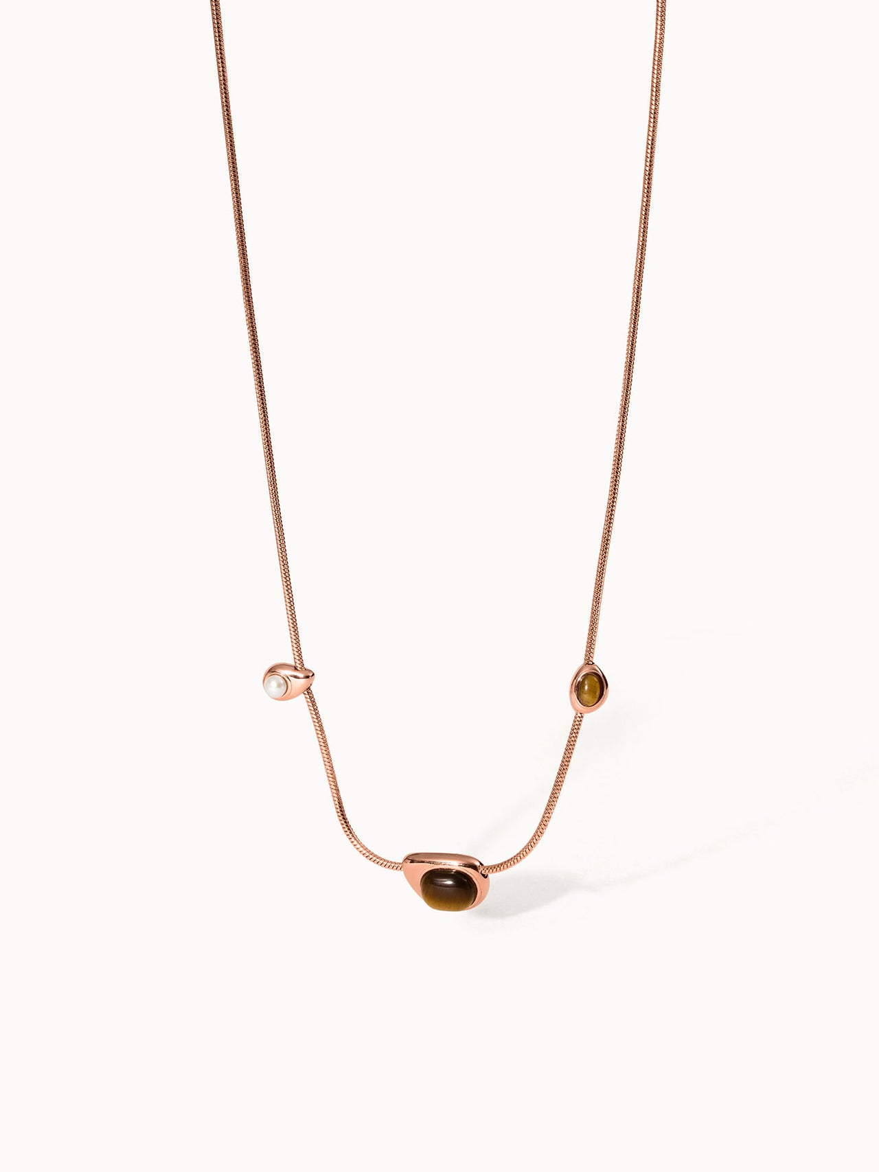 Roségoldene Kette mit Tigerauge und Perle, elegant und feminin, von PURELEI.