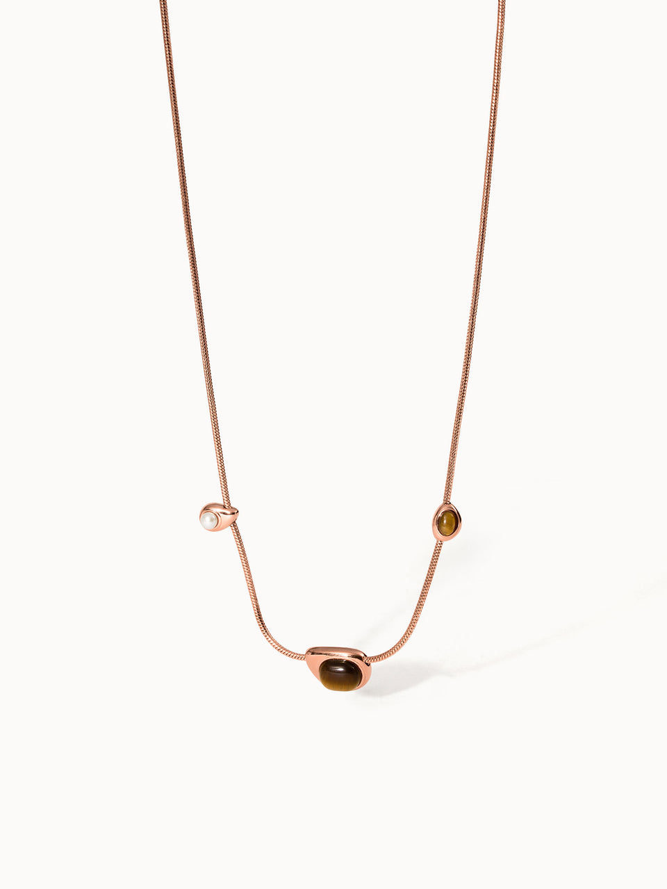 Roségoldene Kette mit Tigerauge und Perle, elegant und feminin, von PURELEI.