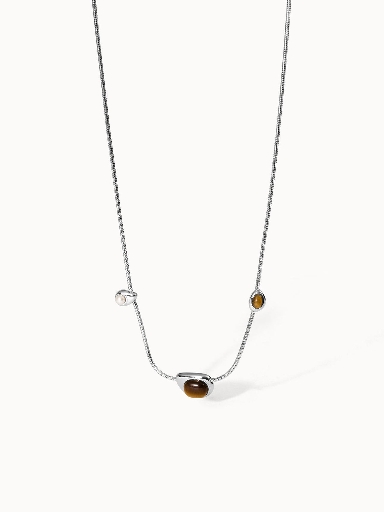 Silberne Kette mit Tigerauge und Perle, elegant und modern, von PURELEI.