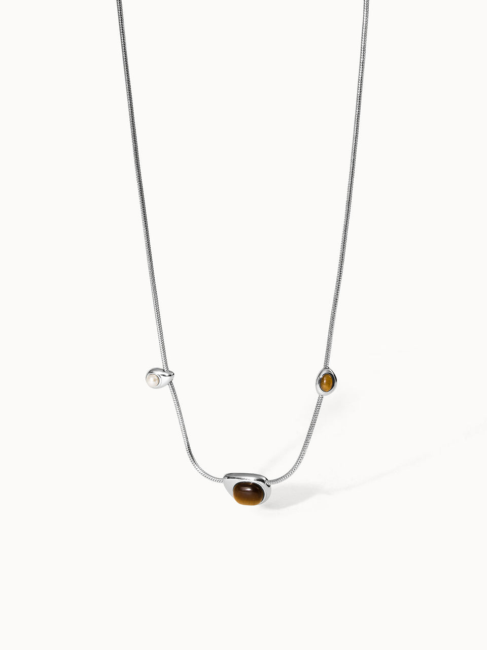 Silberne Kette mit Tigerauge und Perle, elegant und modern, von PURELEI.