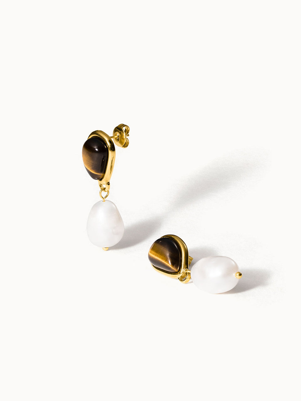 Goldene Ohrringe mit Tigerauge und Perle, elegant und feminin, von PURELEI.