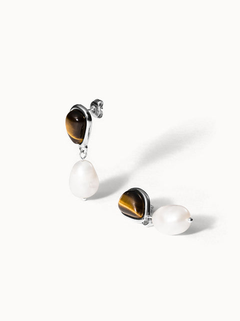 Silberne Ohrringe mit Tigerauge und Perle, elegant und modern, von PURELEI.