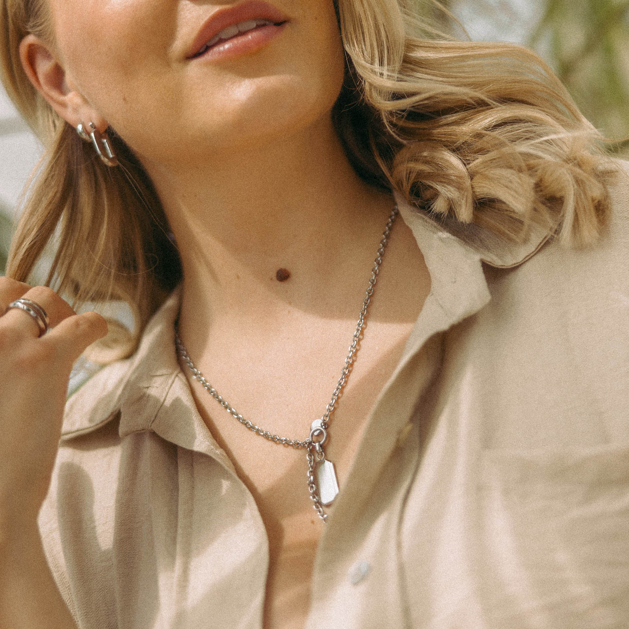 Silberne Kette mit Anhänger, getragen von einer Frau, PURELEI inspiriert von natürlicher Eleganz.