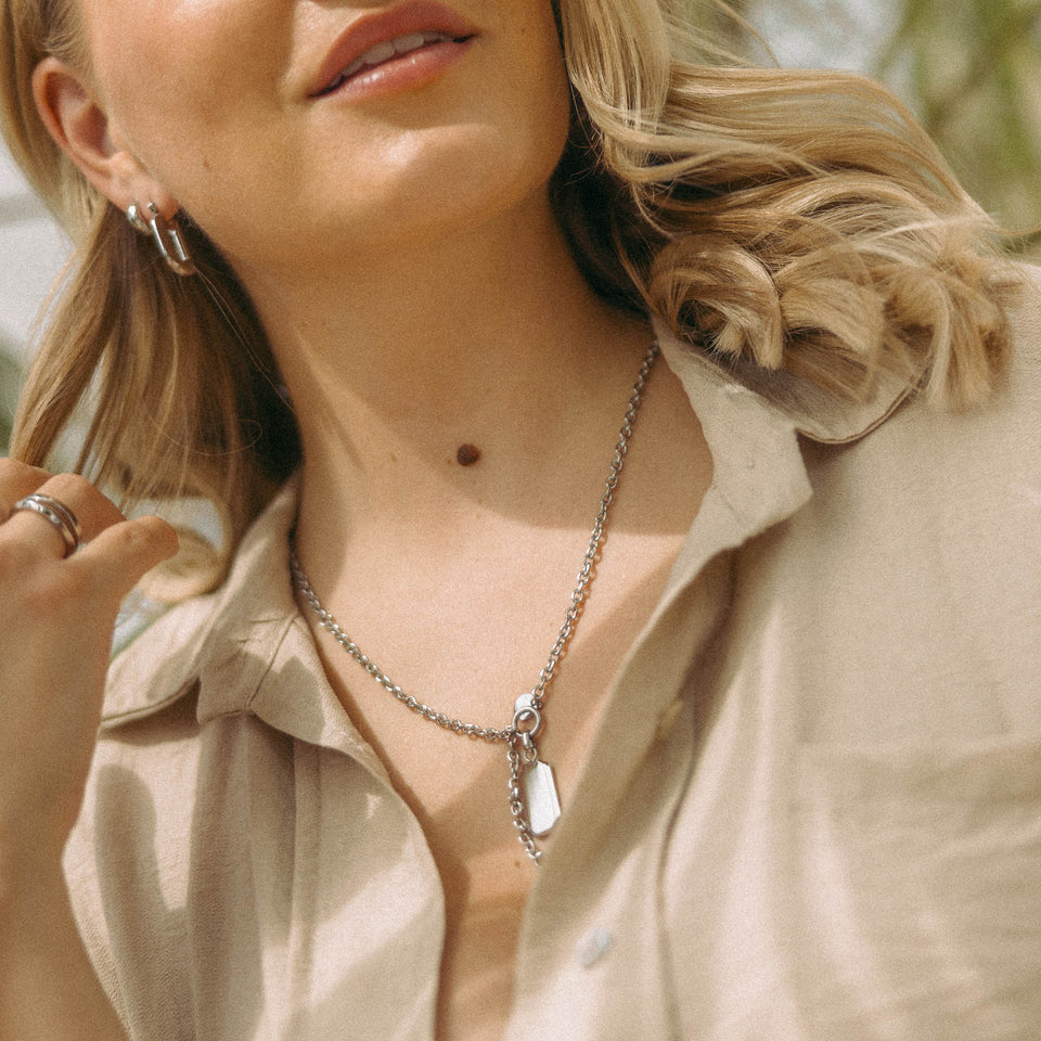 Silberne Kette mit Anhänger, getragen von einer Frau, PURELEI inspiriert von natürlicher Eleganz.