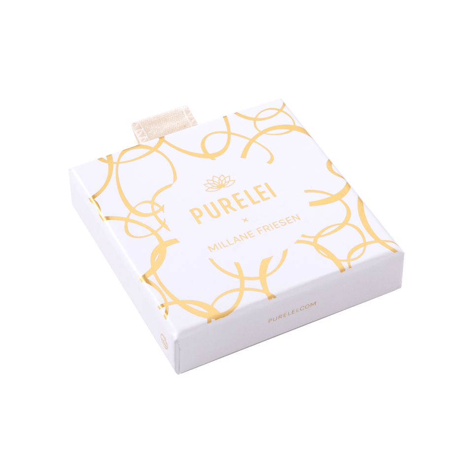 Weiße Schmuckverpackung von PURELEI x Millane mit goldfarbenem Muster, elegant und feminin gestaltet.