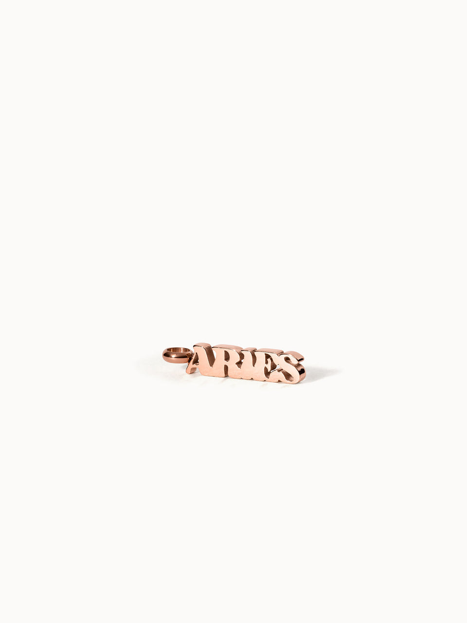 Roségoldener Aries Letter Charm aus Edelstahl, klare Typografie, elegant minimalistisch, PURELEI Design.