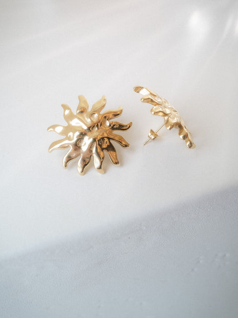 PURELEI Iconic Sun Ohrringe in goldfarben mit strukturiertem Sonnenmotiv, elegant und zeitlos gestaltet.