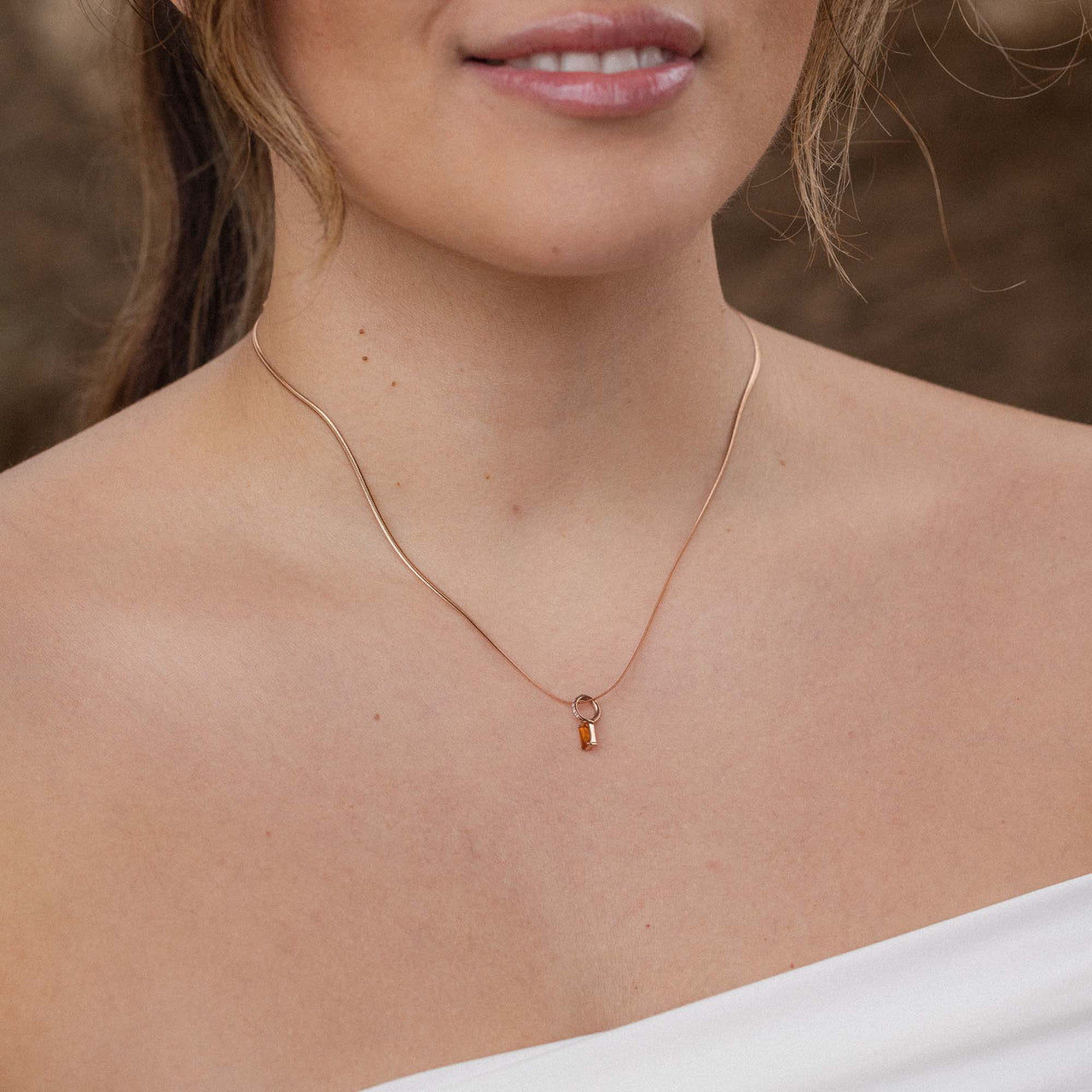 Silberne Kette mit Wellenform und Schlüsselanhänger, getragen von PURELEI.