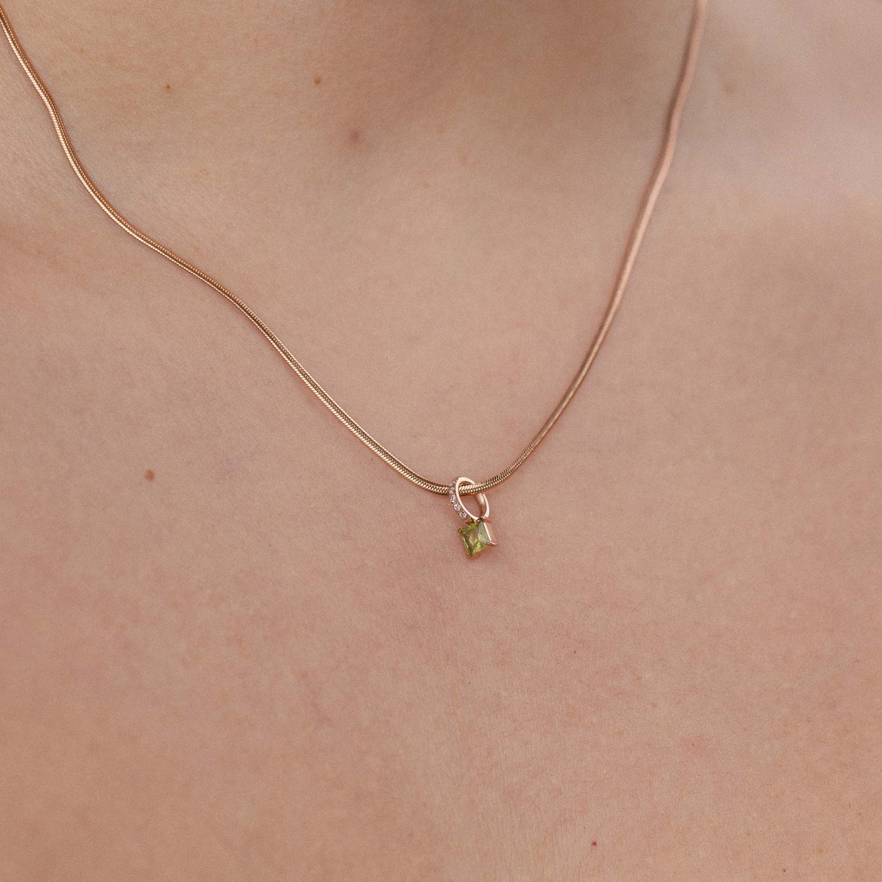 Roségoldene Kette mit zartem Anhänger, getragen auf der Haut, PURELEI-Design.