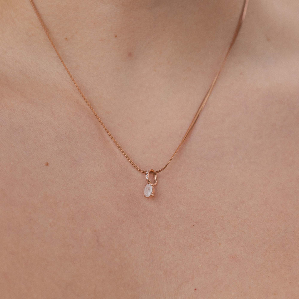Roségoldene Kette mit Muschel-Anhänger, elegant und feminin, von PURELEI.