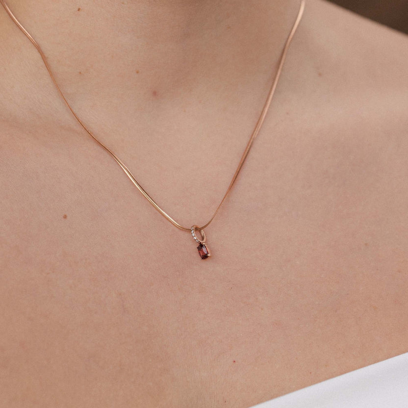 Roségoldene Kette mit Anhänger, elegant und feminin, von PURELEI.