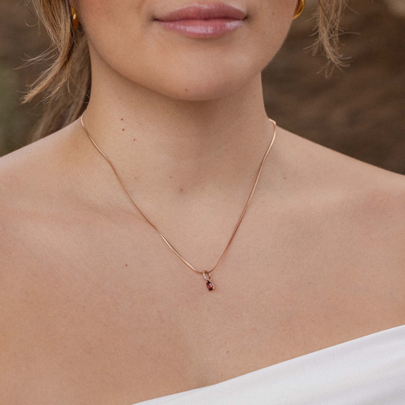 Roségoldene Kette mit Anhänger, elegant und feminin, von PURELEI.