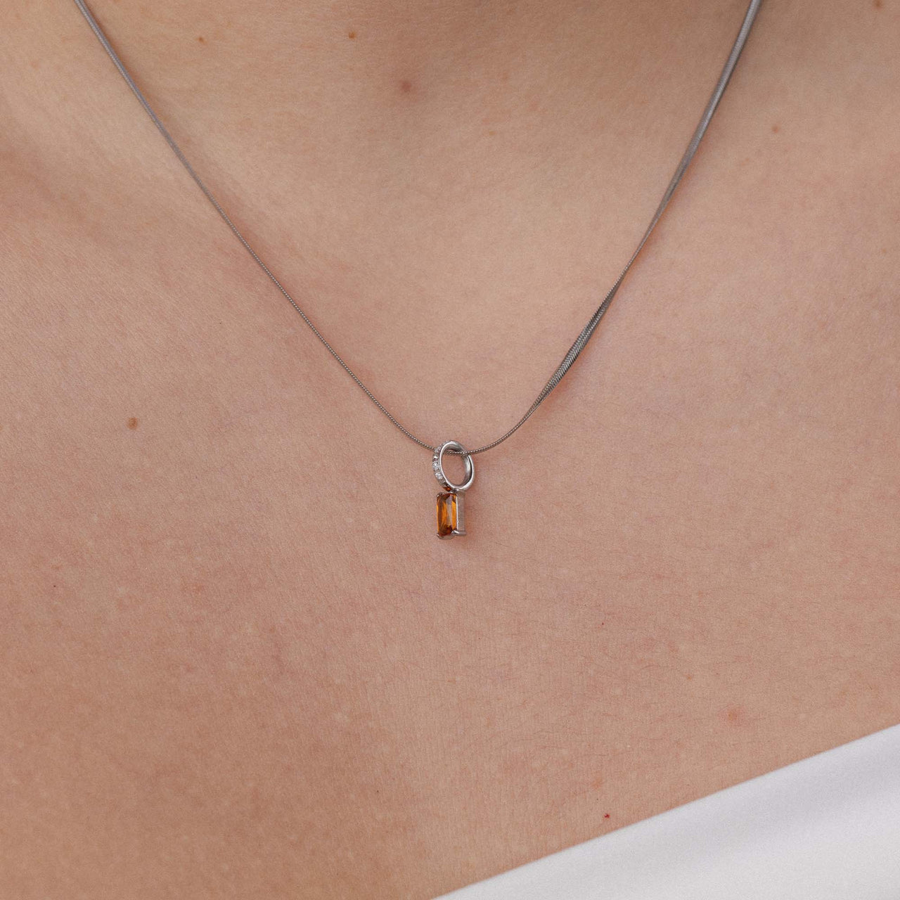 Silberne PURELEI Kette mit Anhänger in Form eines Schlosses, elegant und feminin.
