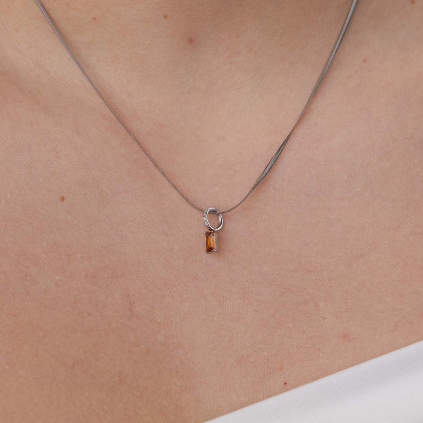 Silberne PURELEI Kette mit Anhänger in Form eines Schlosses, elegant und feminin.