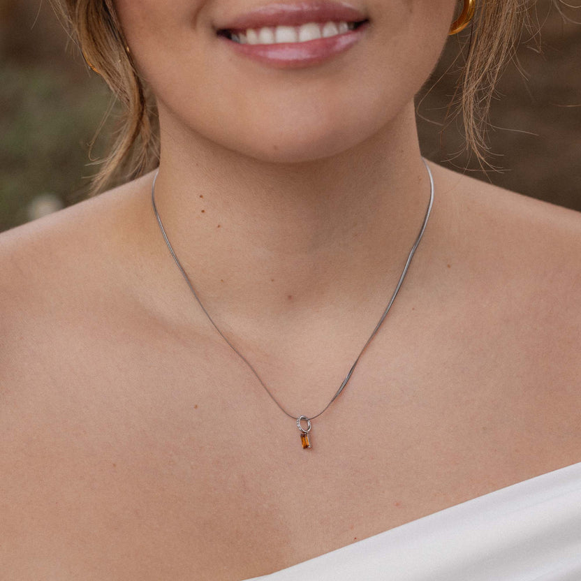 Silberne Kette mit Schlüssel-Anhänger, getragen auf nackter Haut, PURELEI.