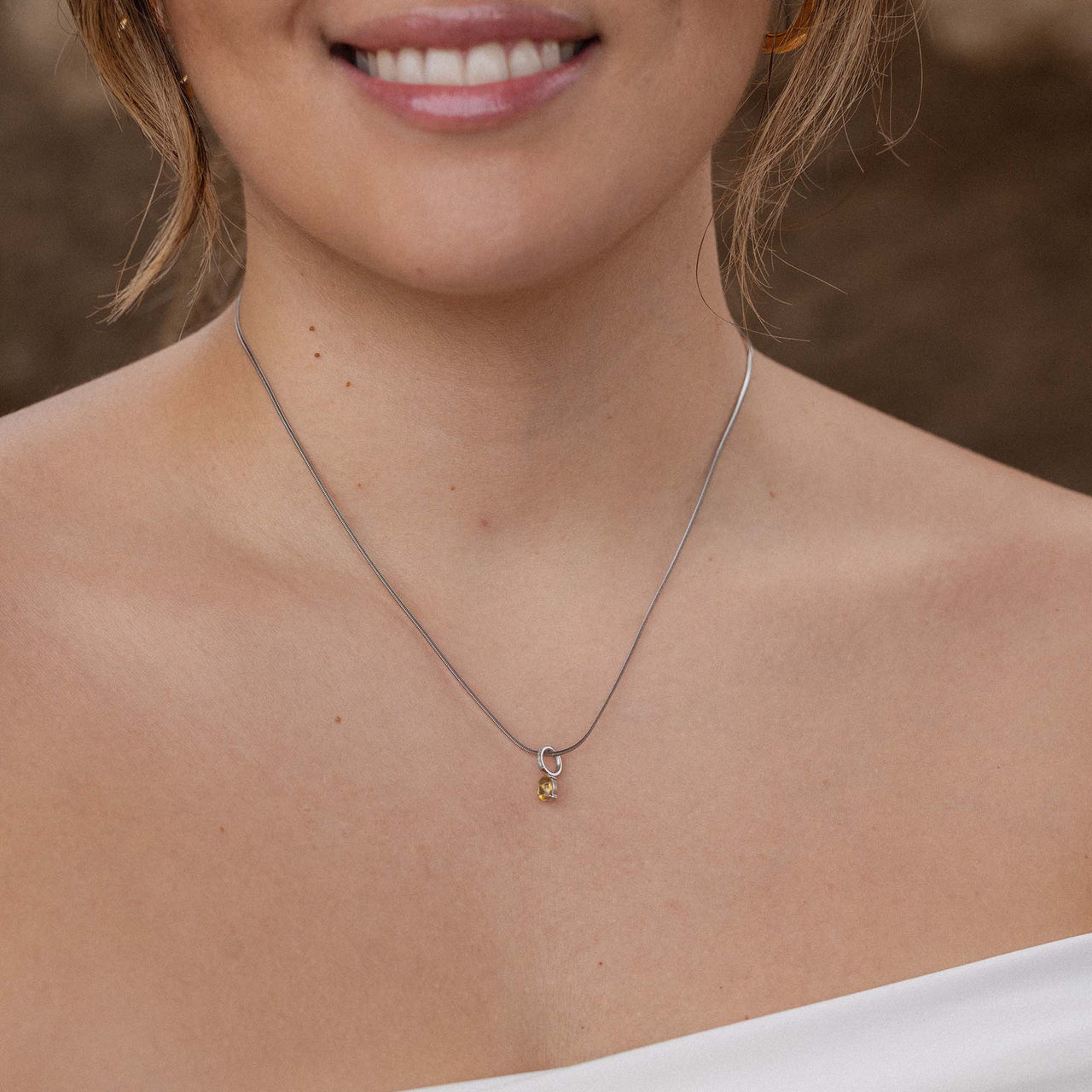 Zarte, roségoldene Kette mit Anhänger, getragen auf nackter Haut, PURELEI inspiriert.