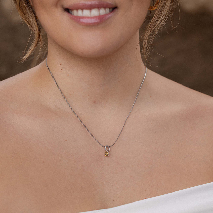 Zarte, roségoldene Kette mit Anhänger, getragen auf nackter Haut, PURELEI inspiriert.