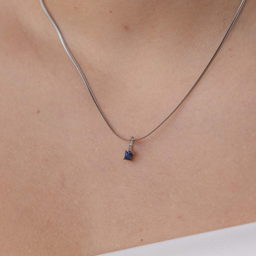 Roségoldene Kette mit funkelndem Anhänger, getragen auf der Haut, PURELEI-Design.