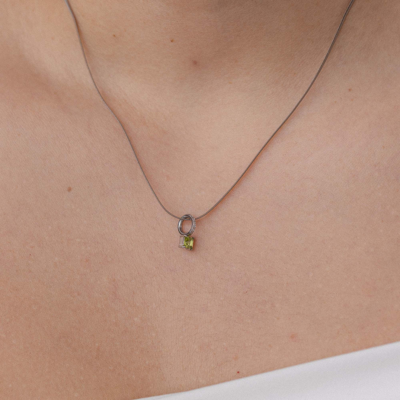 Roségoldene Kette mit zartem Anhänger, getragen auf der Haut, PURELEI.