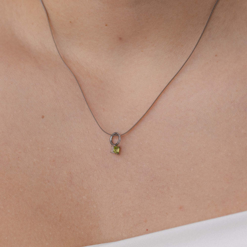 Roségoldene Kette mit zartem Anhänger, getragen auf der Haut, PURELEI.