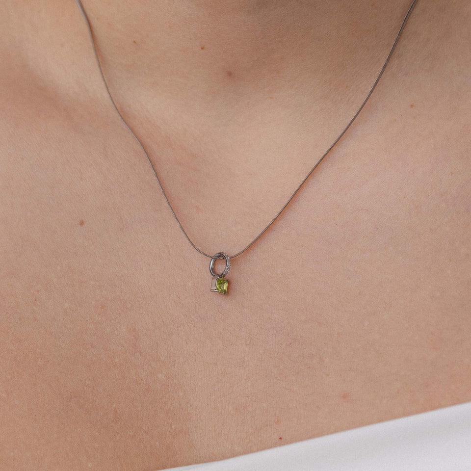 Roségoldene Kette mit zartem Anhänger, getragen auf der Haut, PURELEI.