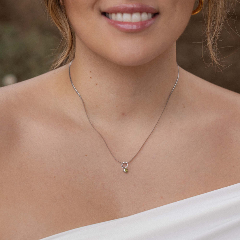Silberne Kette mit Anhänger, elegant am Hals getragen, PURELEI inspiriert.