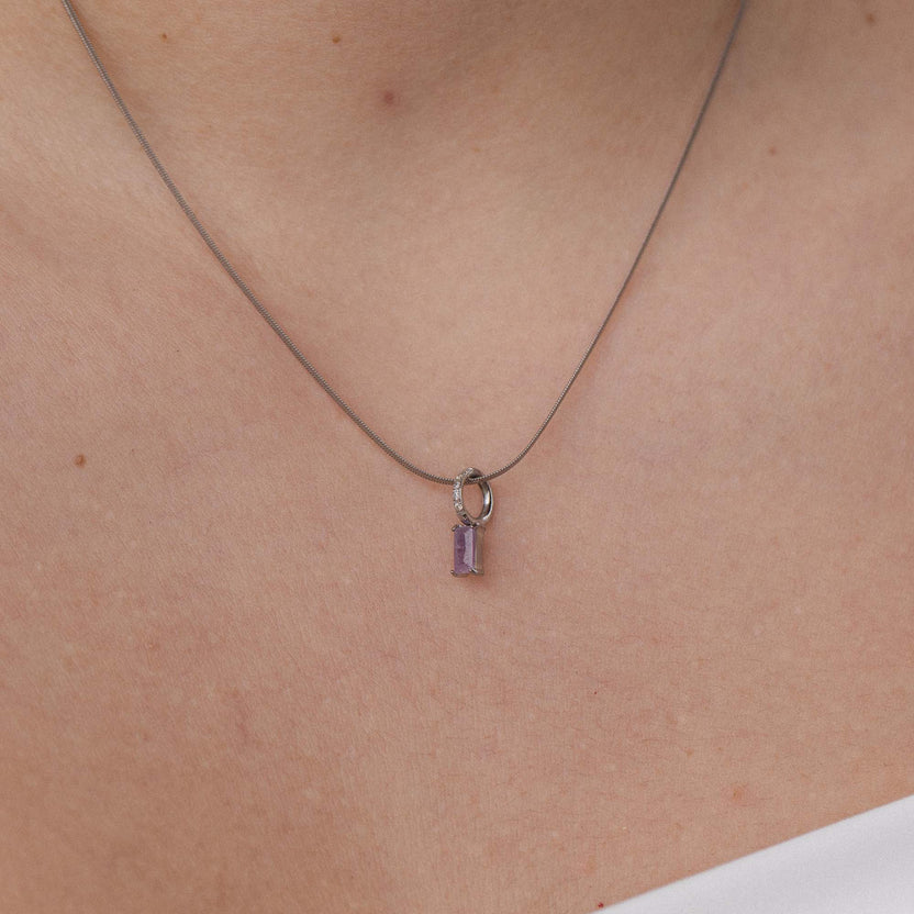 Roségoldene Kette mit rechteckigem Anhänger, elegant und feminin, von PURELEI.