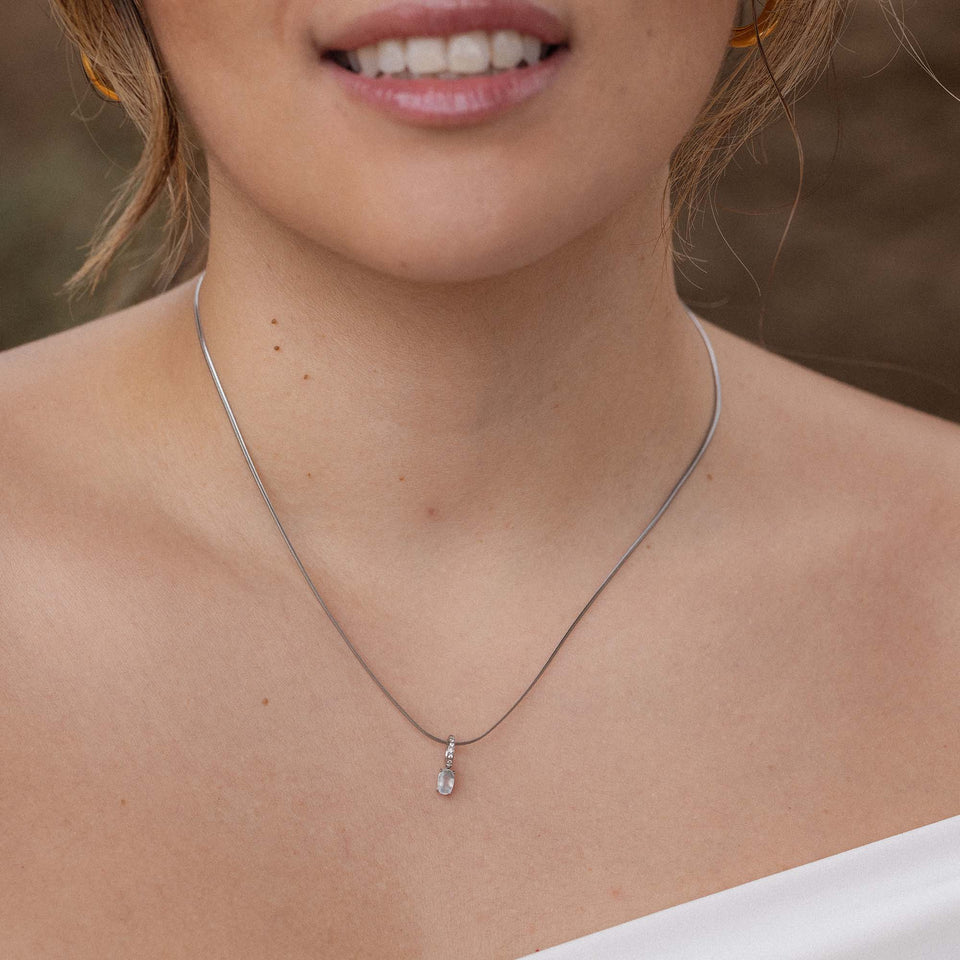 Silberne Kette mit zartem Anhänger, getragen auf der Haut, PURELEI inspiriert.