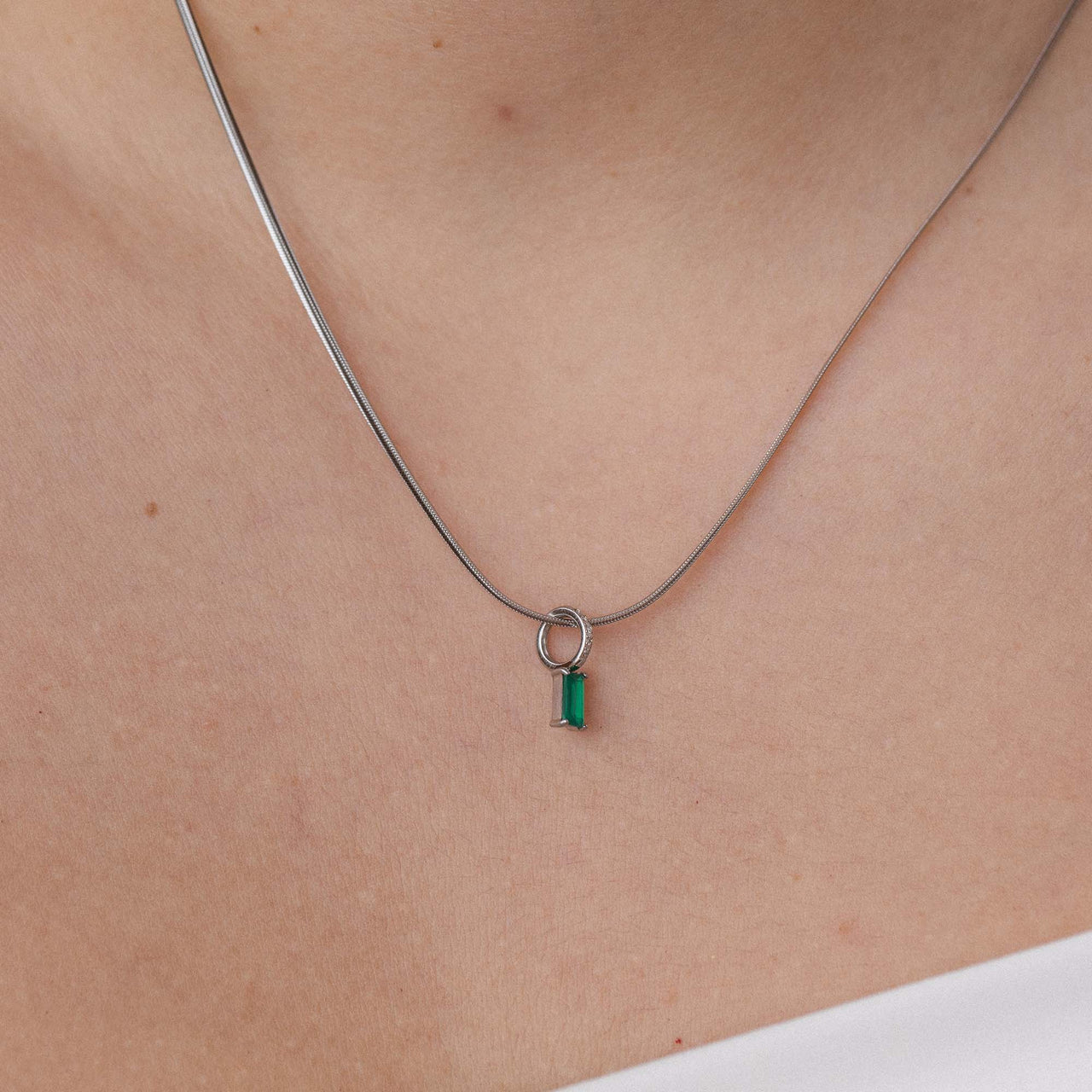 Silberne Kette mit Schloss-Anhänger, elegant und minimalistisch, von PURELEI.
