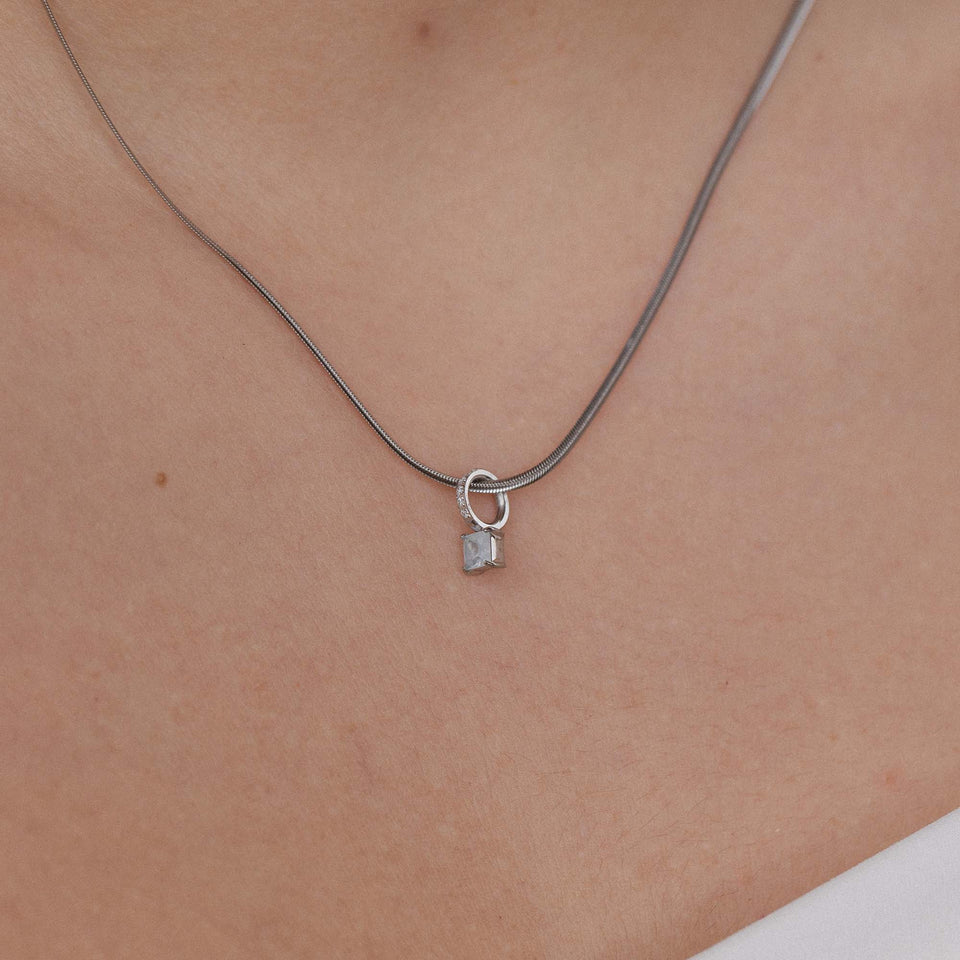 Silberne Kette mit quadratischem Anhänger, elegant und feminin, von PURELEI.