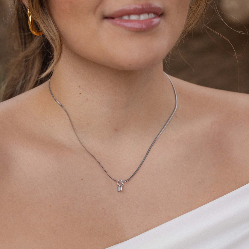Silberne Kette mit Anhänger, elegant und feminin, getragen von PURELEI.
