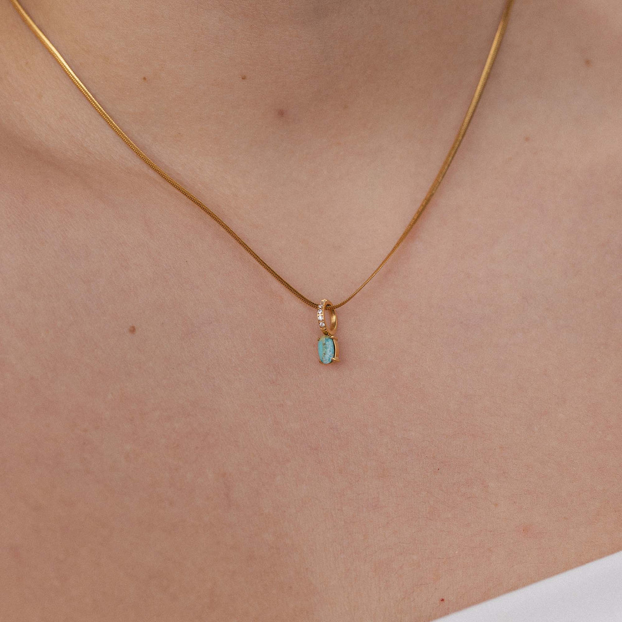 Roségoldene Kette mit funkelndem Anhänger, getragen am Hals, von PURELEI.