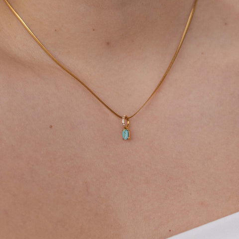 Roségoldene Kette mit funkelndem Anhänger, getragen am Hals, von PURELEI.