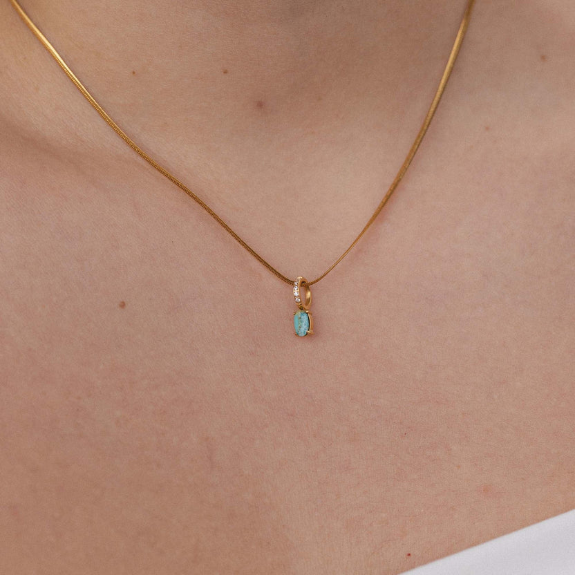 Roségoldene Kette mit funkelndem Anhänger, getragen am Hals, von PURELEI.