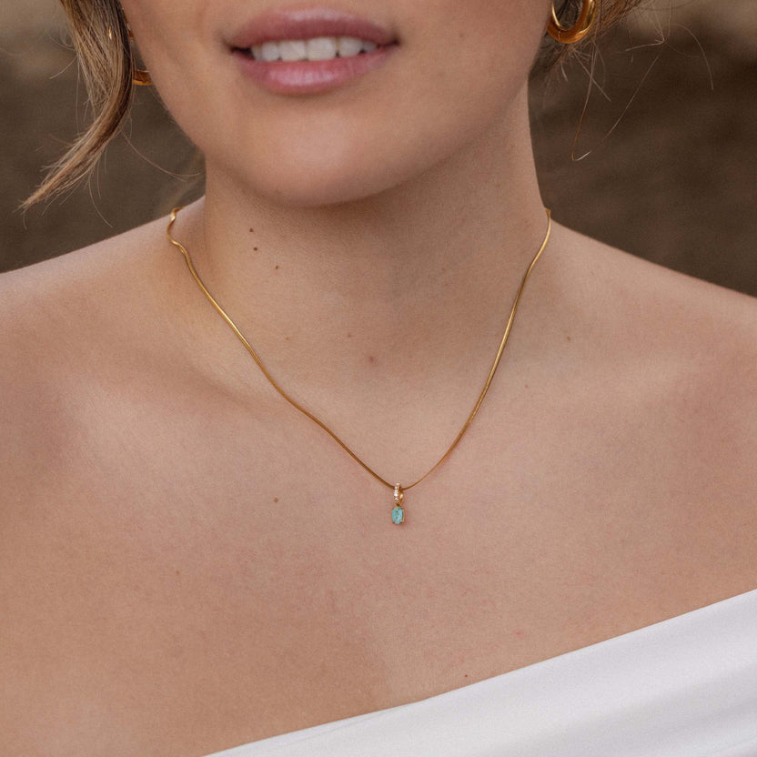 Roségoldene Kette mit zartem Anhänger, getragen auf freiem Hals, PURELEI.