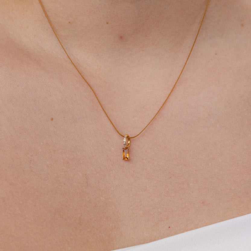 Roségoldene Kette mit elegantem Anhänger, getragen auf der Haut, PURELEI.