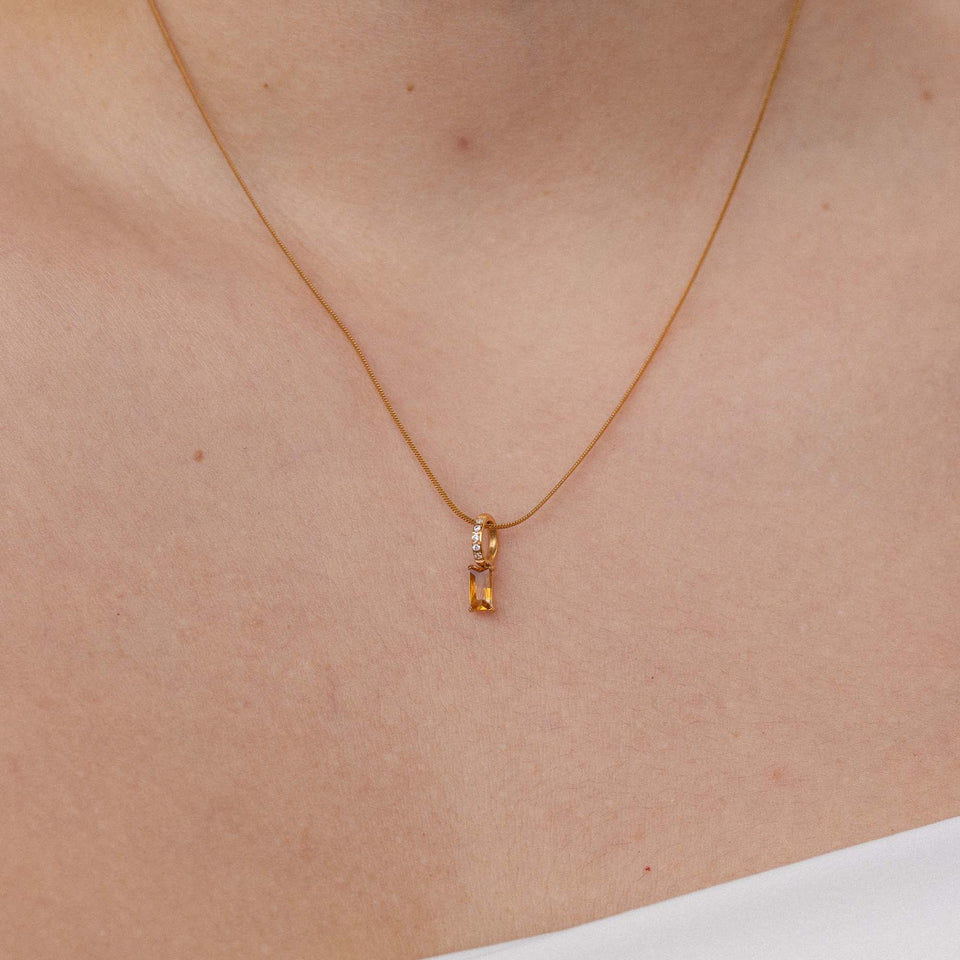 Roségoldene Kette mit elegantem Anhänger, getragen auf der Haut, PURELEI.
