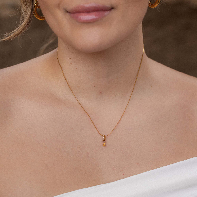 Roségoldene Kette mit zartem Anhänger, getragen auf nackter Haut, PURELEI inspiriert.