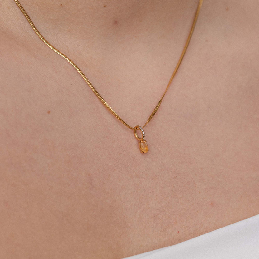 Goldene PURELEI Kette mit funkelndem Anhänger, elegant und feminin.