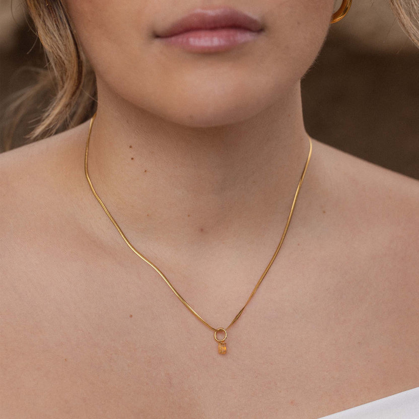 Roségoldene Kette mit zartem Anhänger, getragen auf nackter Haut, PURELEI-Style.